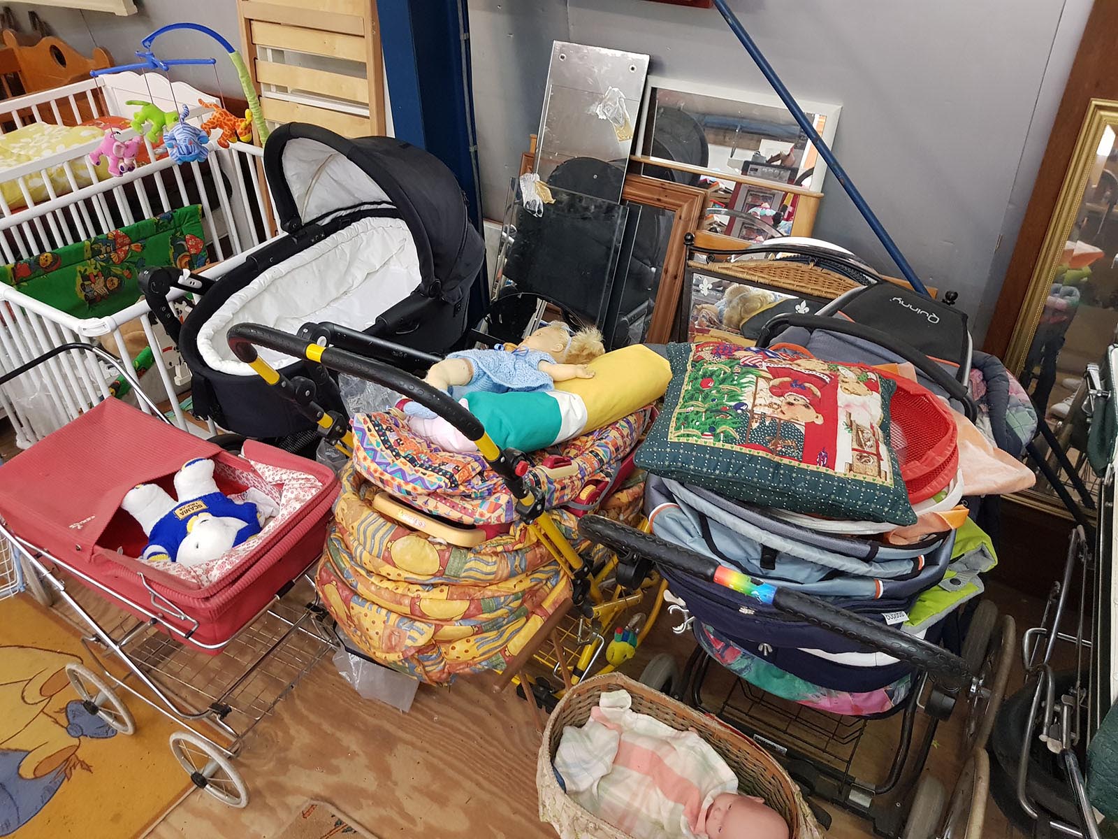 kringloop-sparta-nijkerk-51 kinderwagens en kinderbedjes
