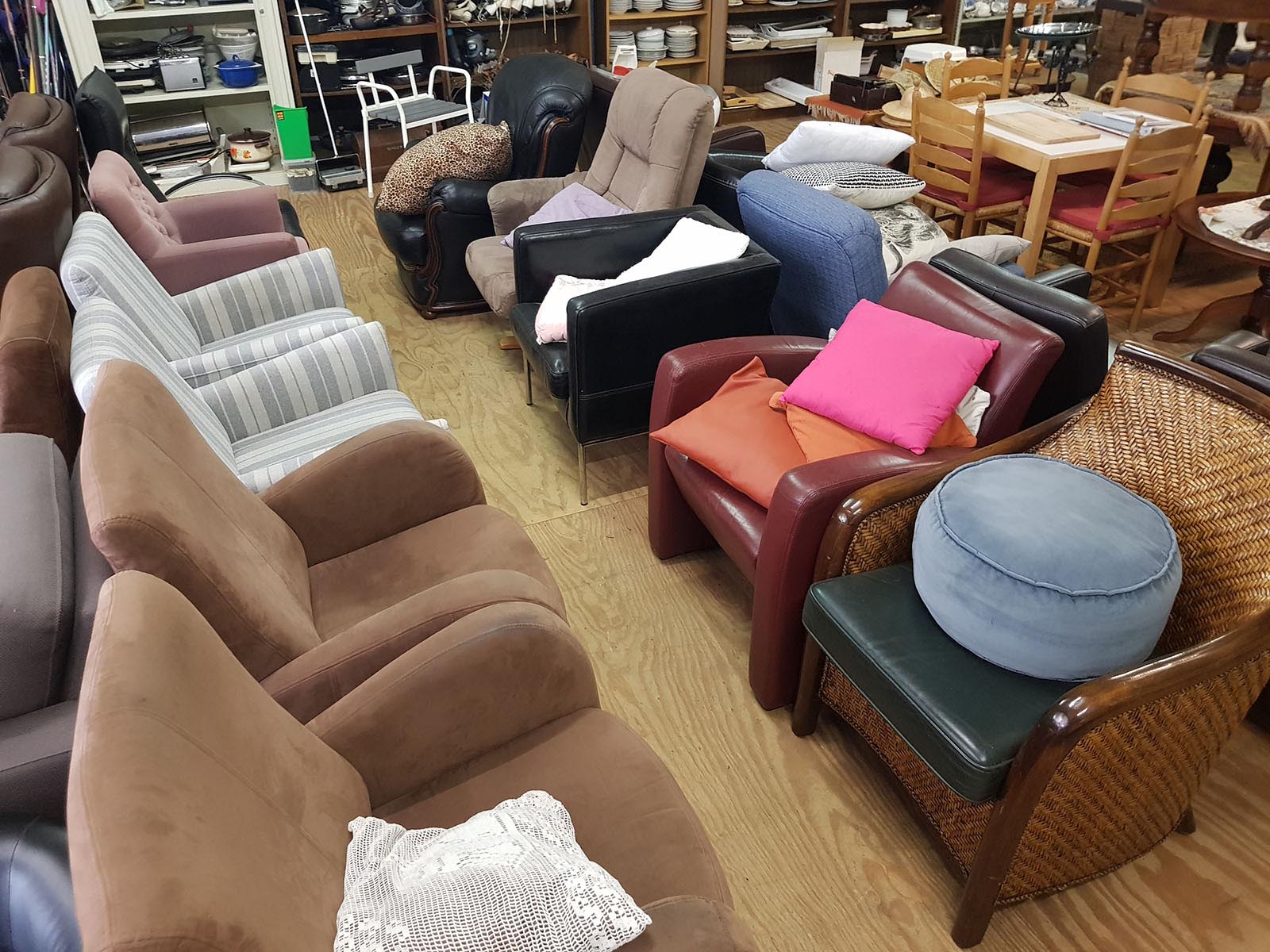 tweedehands stoelen en fauteiuls