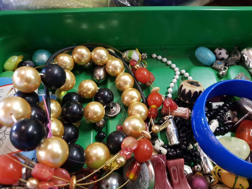 tweedehands sieraden en kralen